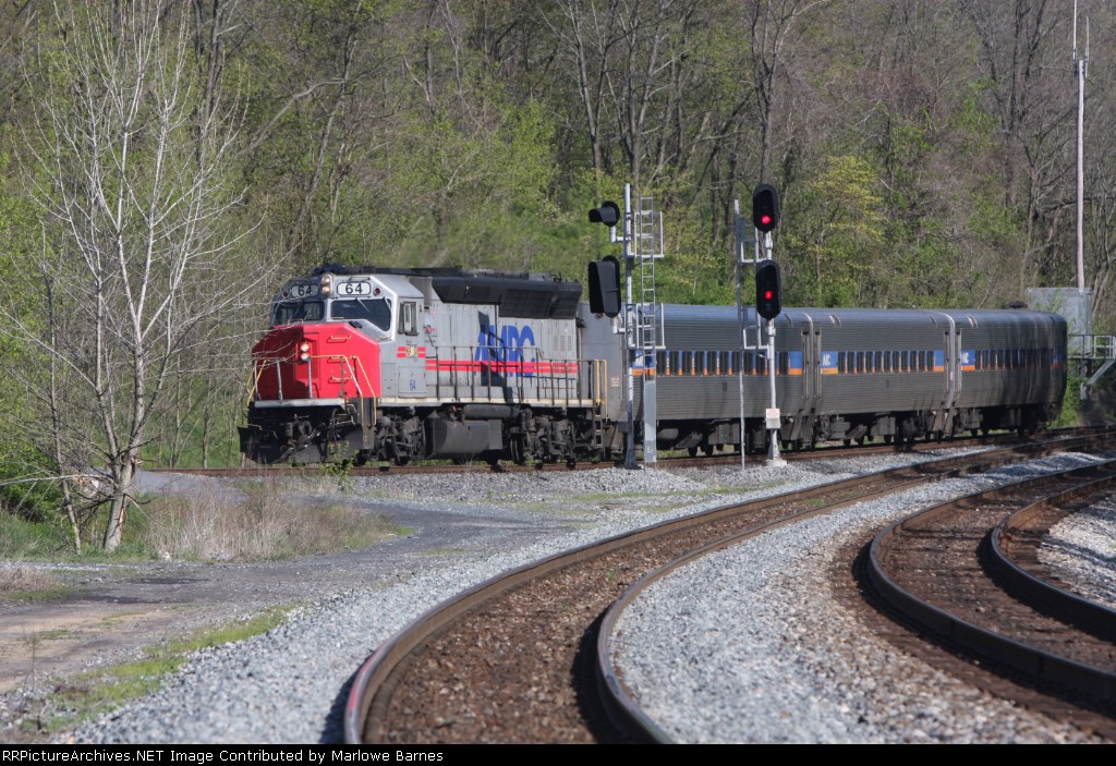 marc-train-p891-heads-up-the-east-leg-of-the-wye-towards-frederick